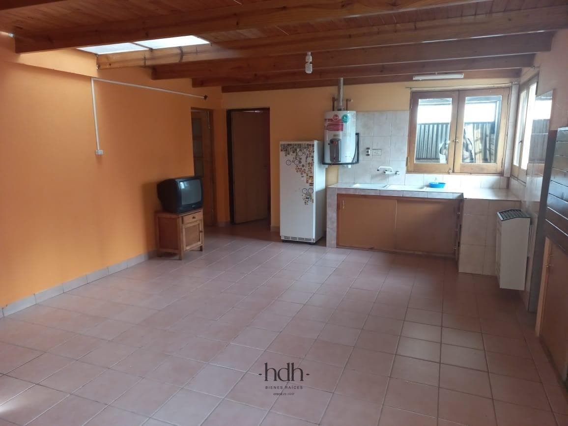 House for sale in Los Antiguos: 3 bedrooms, 2 bathrooms, with a patio and garage