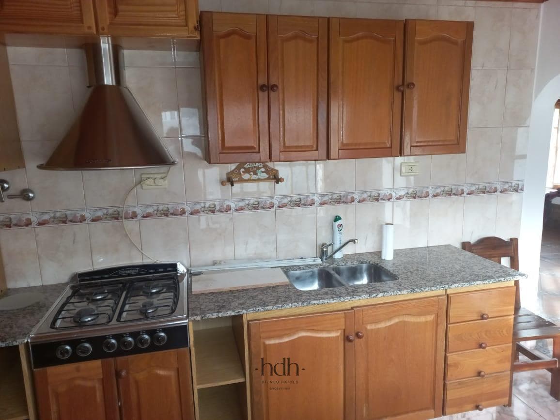 House for sale in Los Antiguos: 3 bedrooms, 2 bathrooms, with a patio and garage