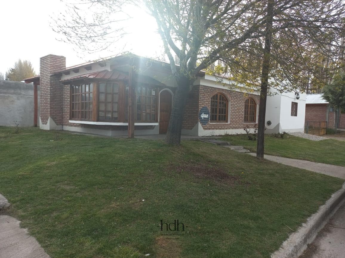House for sale in Los Antiguos: 3 bedrooms, 2 bathrooms, with a patio and garage