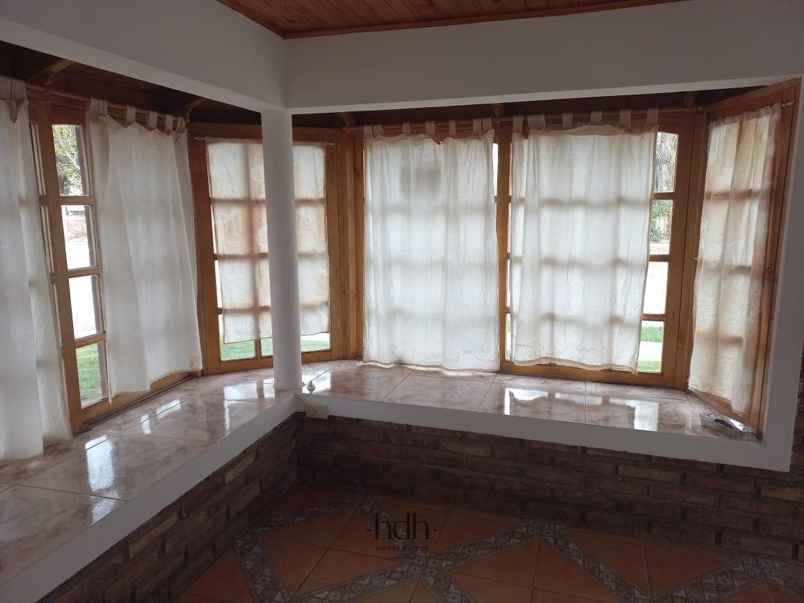 House for sale in Los Antiguos: 3 bedrooms, 2 bathrooms, with a patio and garage