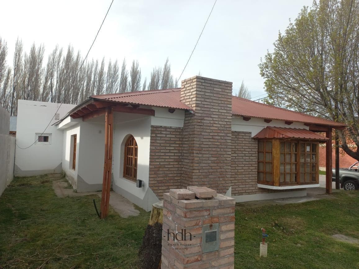 House for sale in Los Antiguos: 3 bedrooms, 2 bathrooms, with a patio and garage