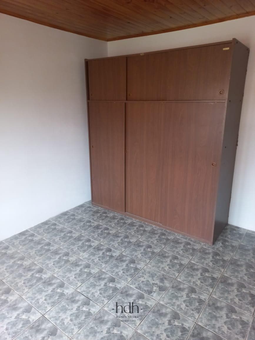 House for sale in Los Antiguos: 3 bedrooms, 2 bathrooms, with a patio and garage