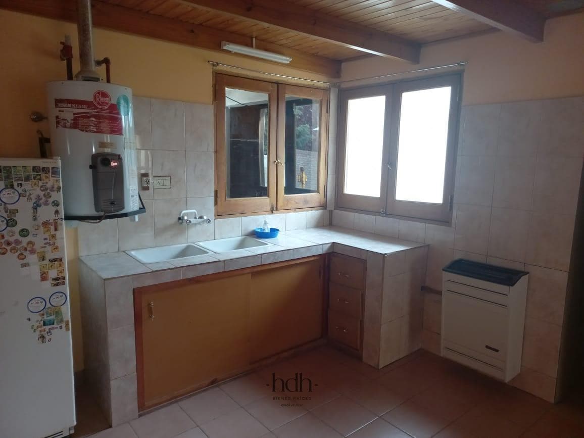 House for sale in Los Antiguos: 3 bedrooms, 2 bathrooms, with a patio and garage