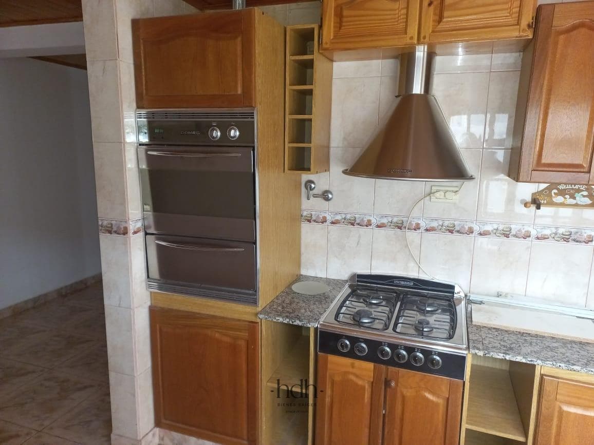 House for sale in Los Antiguos: 3 bedrooms, 2 bathrooms, with a patio and garage