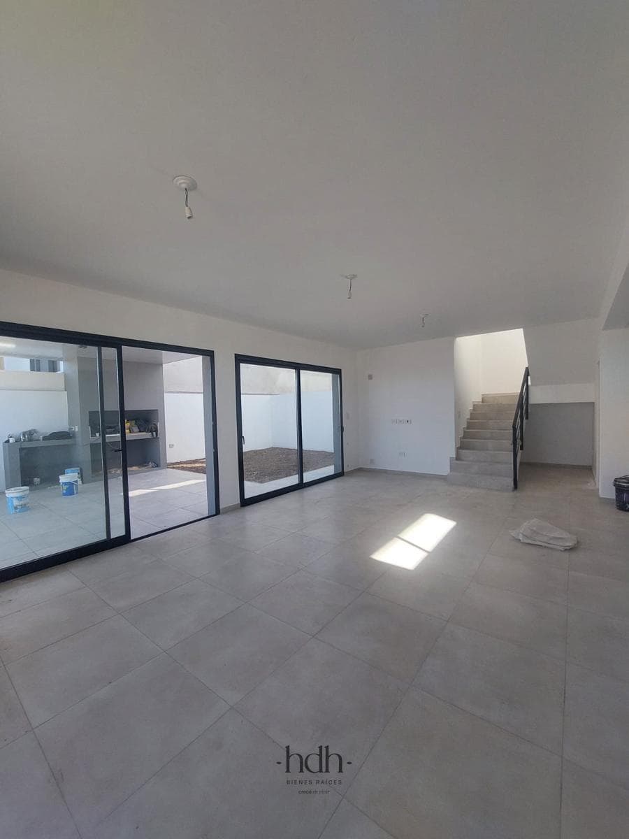 Duplex for rent in La Luisita: 3 bedrooms, 3 bathrooms, with a patio
