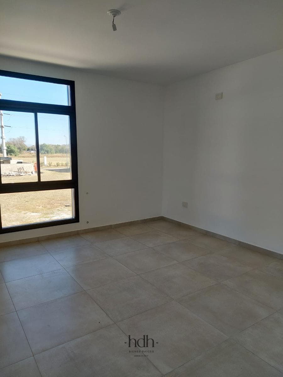 Duplex for rent in La Luisita: 3 bedrooms, 3 bathrooms, with a patio