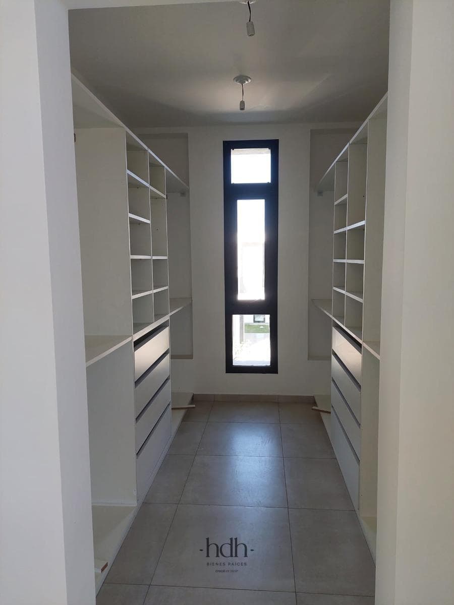 Duplex for rent in La Luisita: 3 bedrooms, 3 bathrooms, with a patio