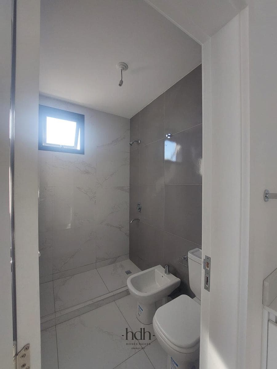 Duplex for rent in La Luisita: 3 bedrooms, 3 bathrooms, with a patio