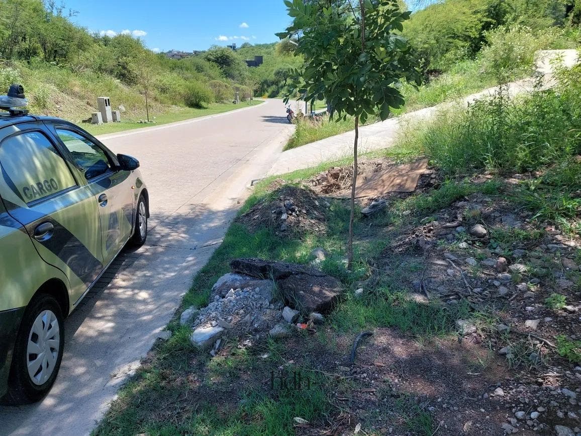 1,185 m² lot for sale in the La Deseada neighborhood of La Calera, with security features