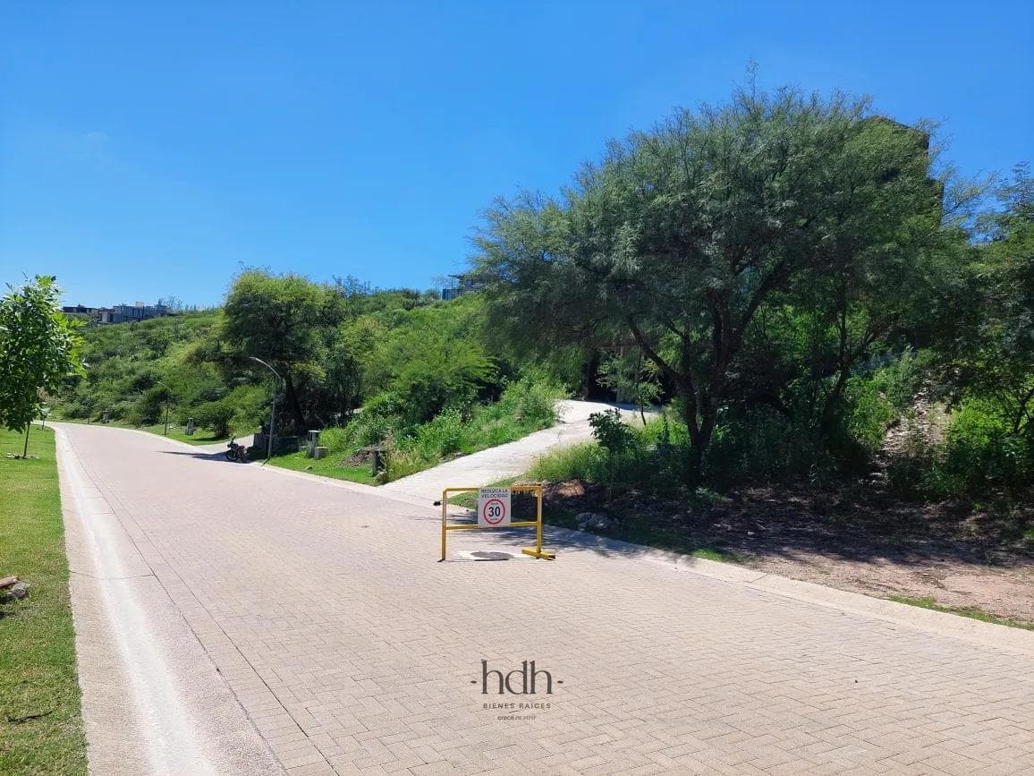 1,185 m² lot for sale in the La Deseada neighborhood of La Calera, with security features