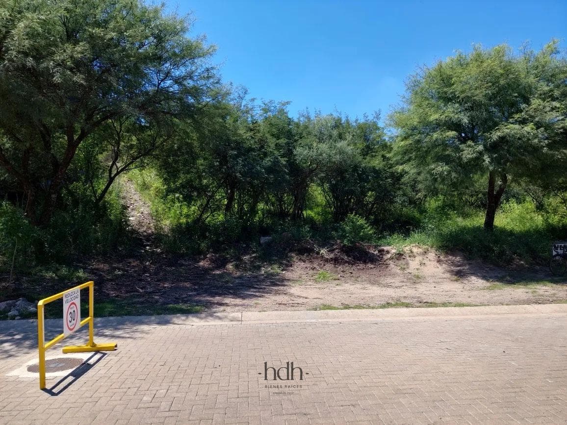 1,185 m² lot for sale in the La Deseada neighborhood of La Calera, with security features