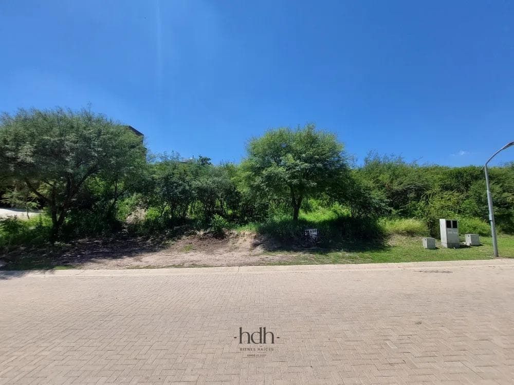 1,185 m² lot for sale in the La Deseada neighborhood of La Calera, with security features