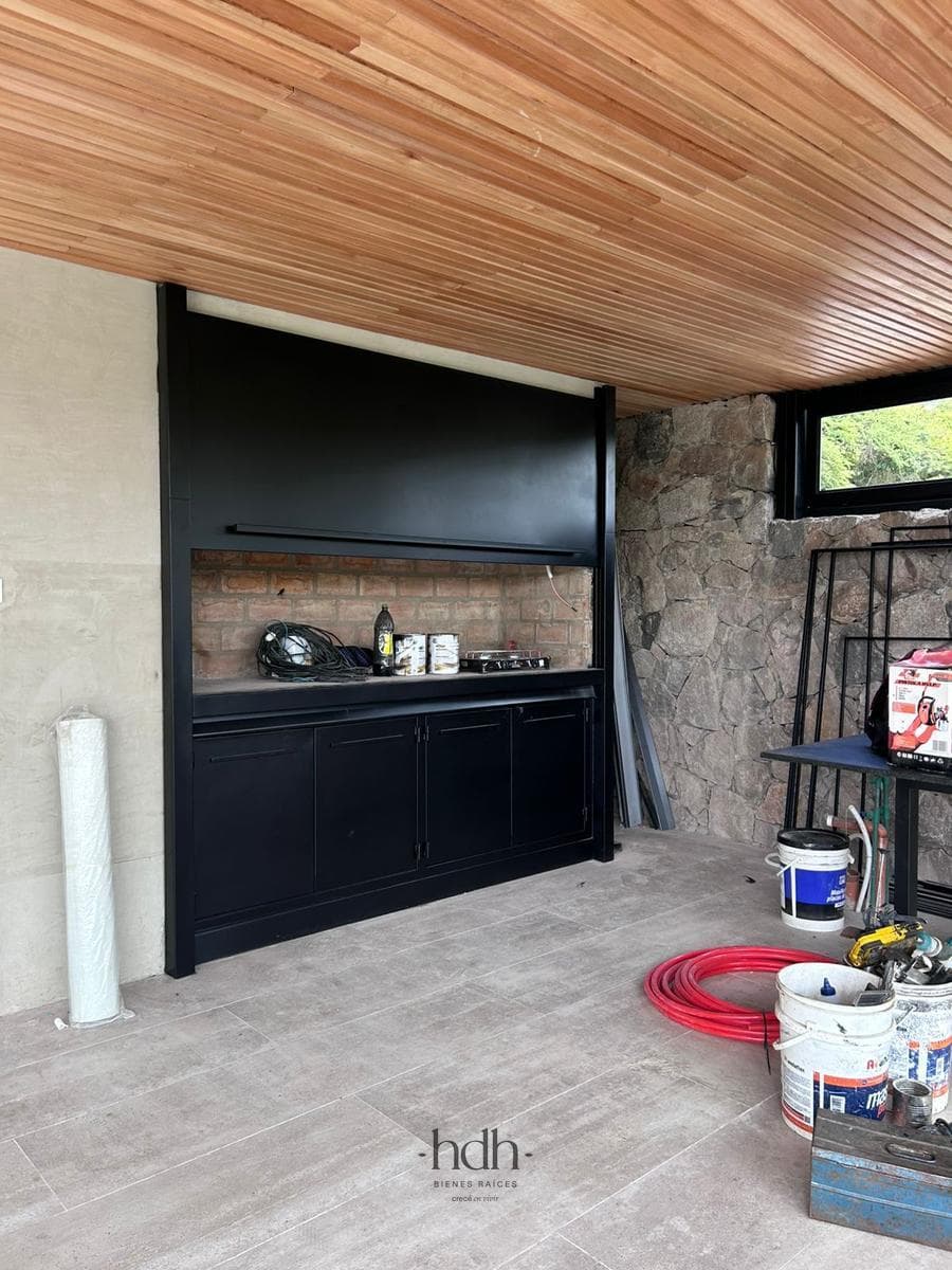 House for sale in Estancia Q2: 6 bedrooms, 6 bathrooms, with a pool