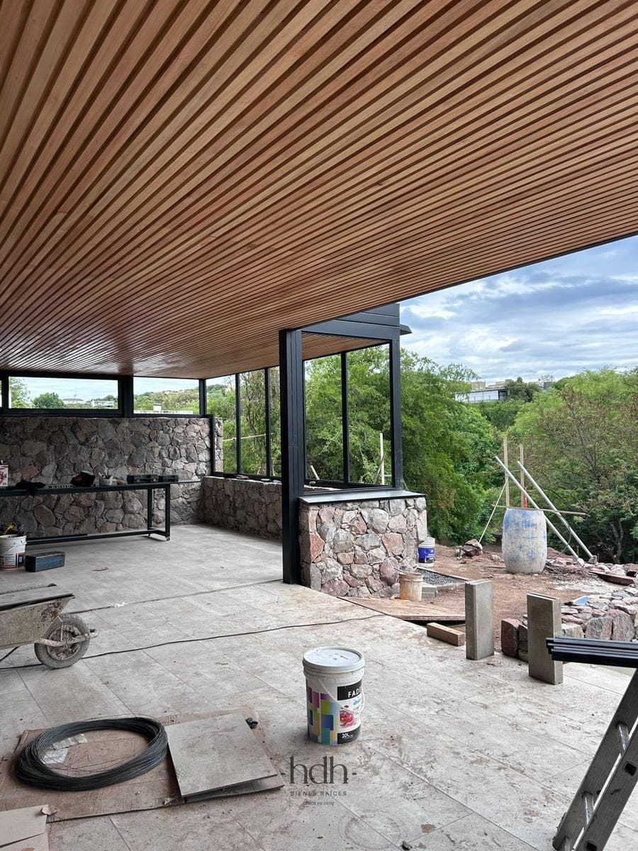 House for sale in Estancia Q2: 6 bedrooms, 6 bathrooms, with a pool