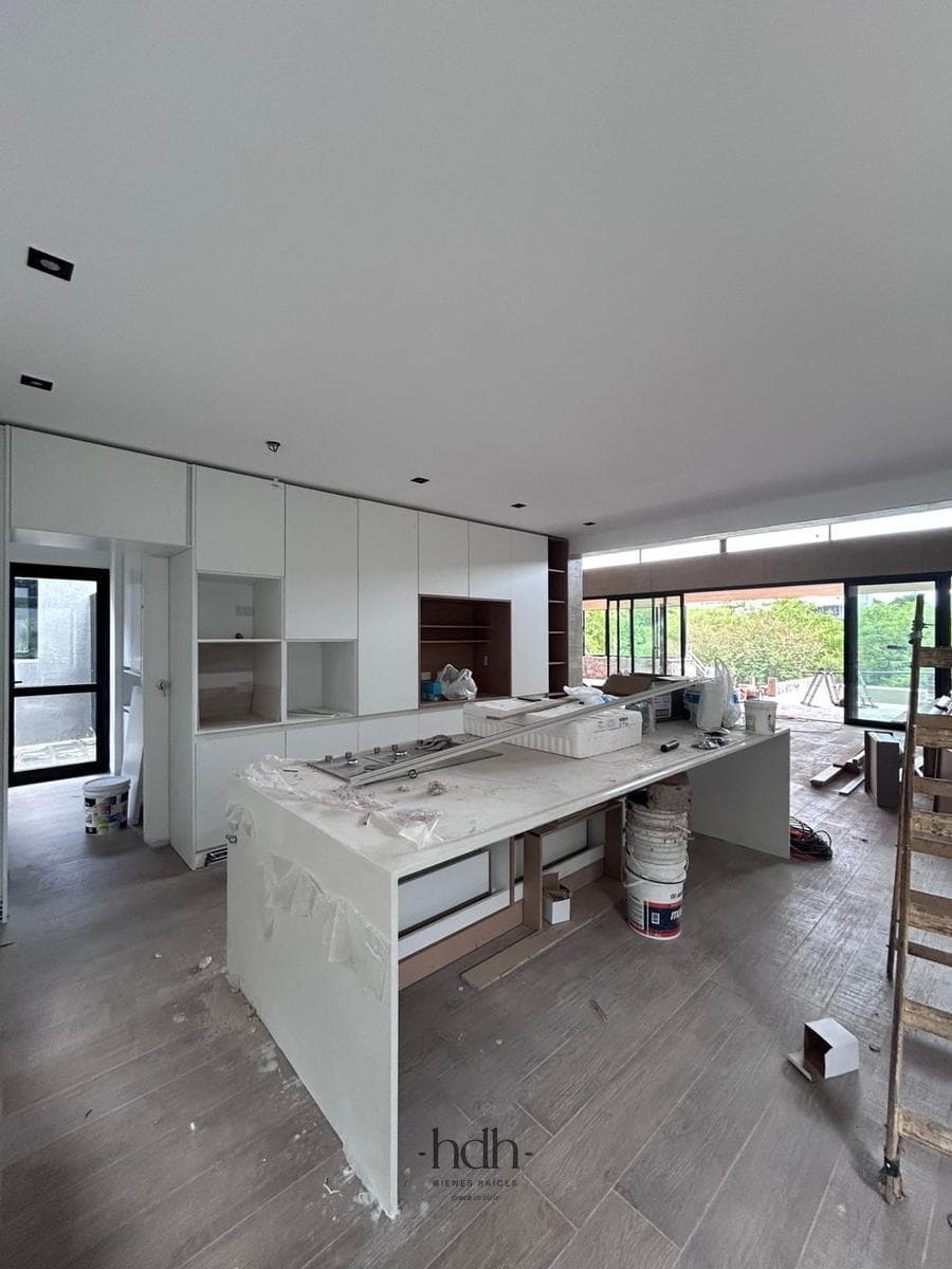 House for sale in Estancia Q2: 6 bedrooms, 6 bathrooms, with a pool