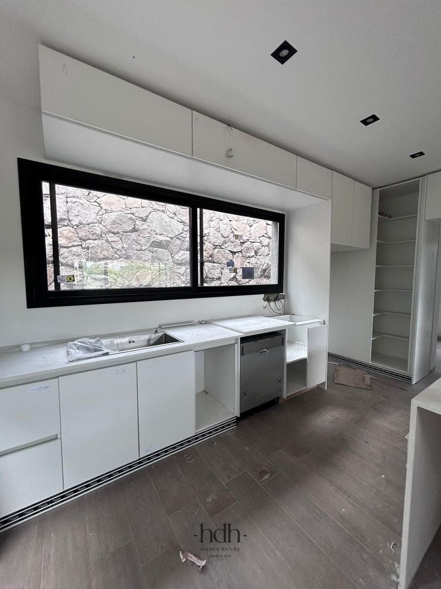 House for sale in Estancia Q2: 6 bedrooms, 6 bathrooms, with a pool