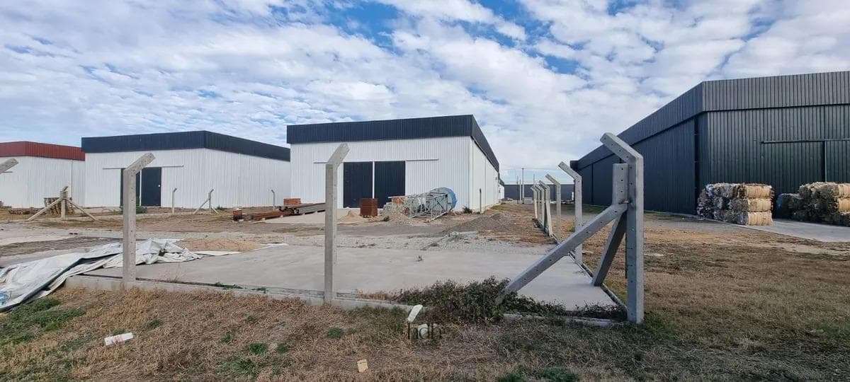Warehouse for Sale in the Polo 52 Industrial Park, 3,046 m², Fully Equipped and with Financing Available