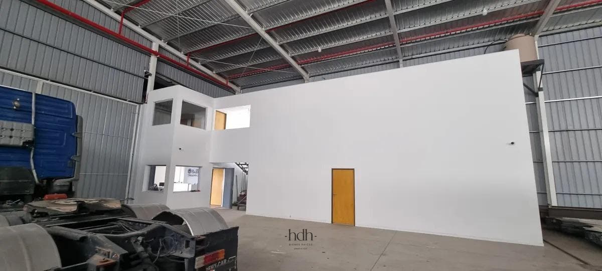 Warehouse for Sale in the Polo 52 Industrial Park, 3,046 m², Fully Equipped and with Financing Available