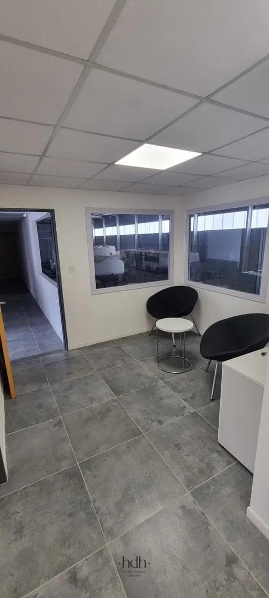 Warehouse for Sale in the Polo 52 Industrial Park, 3,046 m², Fully Equipped and with Financing Available