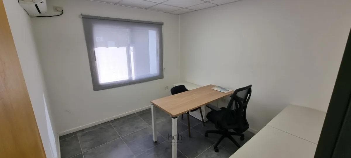 Warehouse for Sale in the Polo 52 Industrial Park, 3,046 m², Fully Equipped and with Financing Available