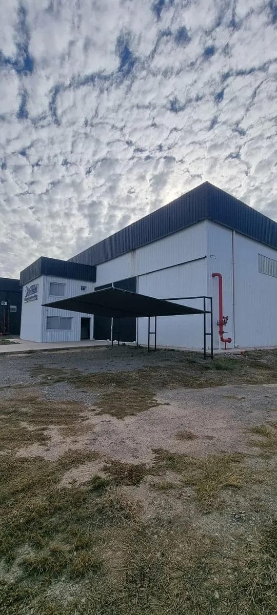 Warehouse for Sale in the Polo 52 Industrial Park, 3,046 m², Fully Equipped and with Financing Available