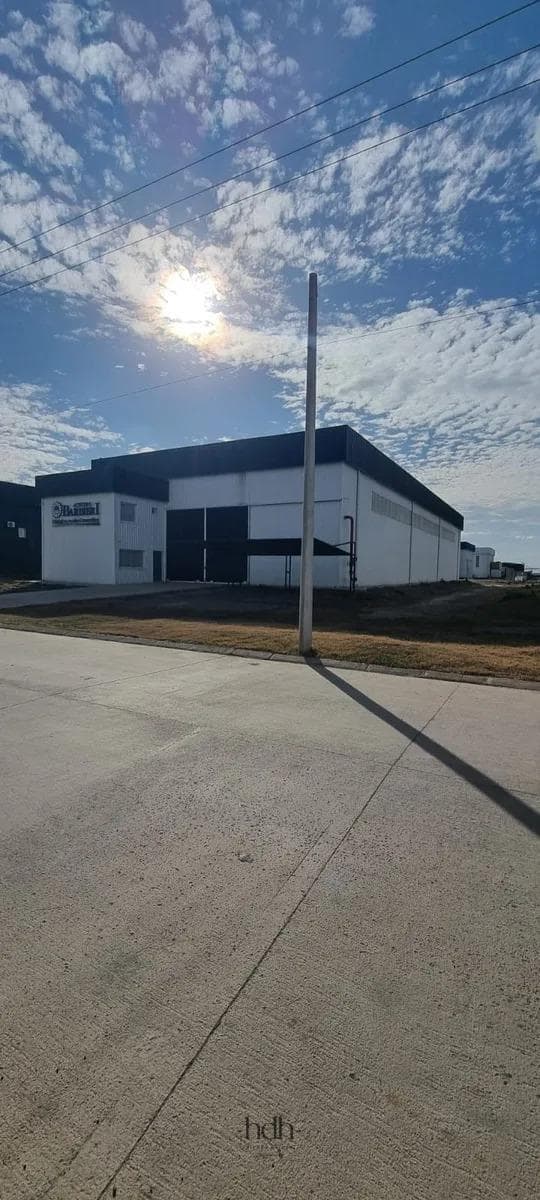 Warehouse for Sale in the Polo 52 Industrial Park, 3,046 m², Fully Equipped and with Financing Available