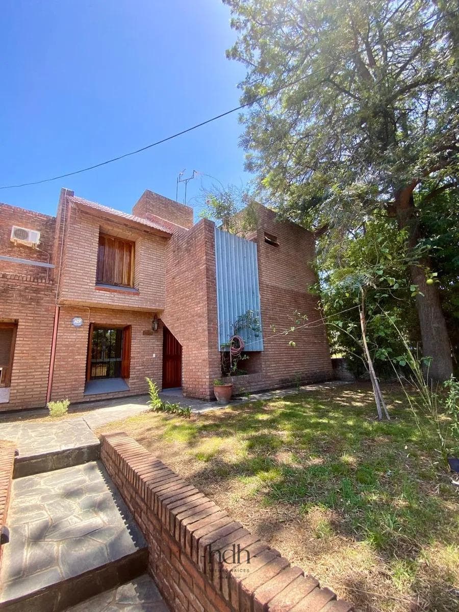 Duplex House for Sale in Villa Cabrera with 4 Bedrooms and Title Eligible for a Mortgage