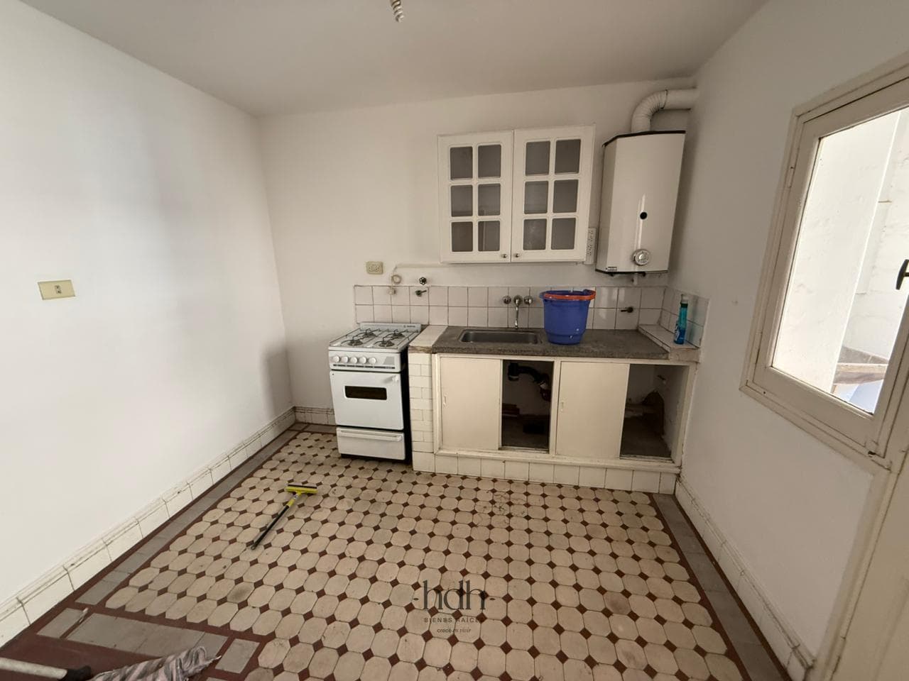 Historic Mansion for Sale in Nueva Córdoba for Commercial Use, with Deed and Blueprints