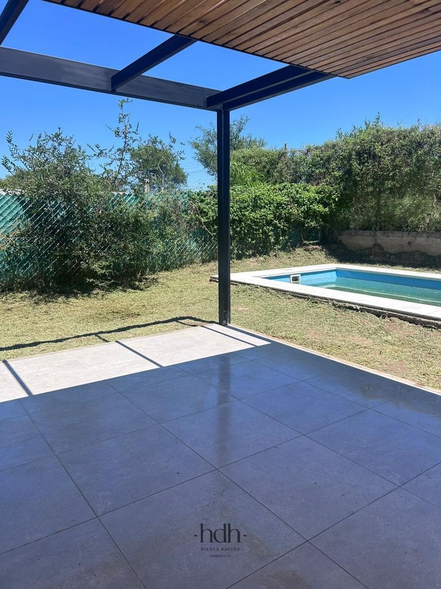 House for sale in Docta: 2 bedrooms, 1 bathroom, with a pool and 24-hour security
