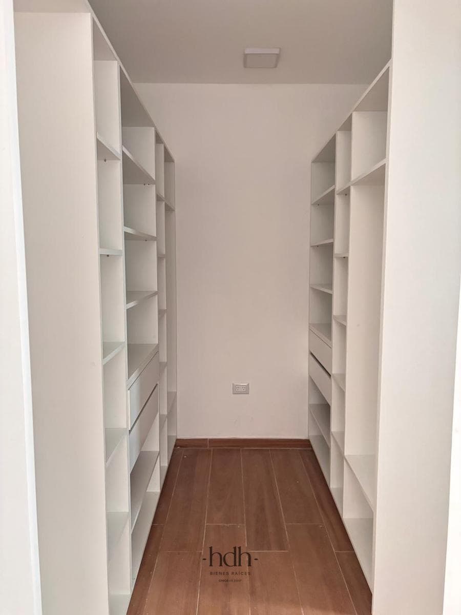 Duplex House for Sale: 3 bedrooms, 2 bathrooms, 1 half-bath, patio with security