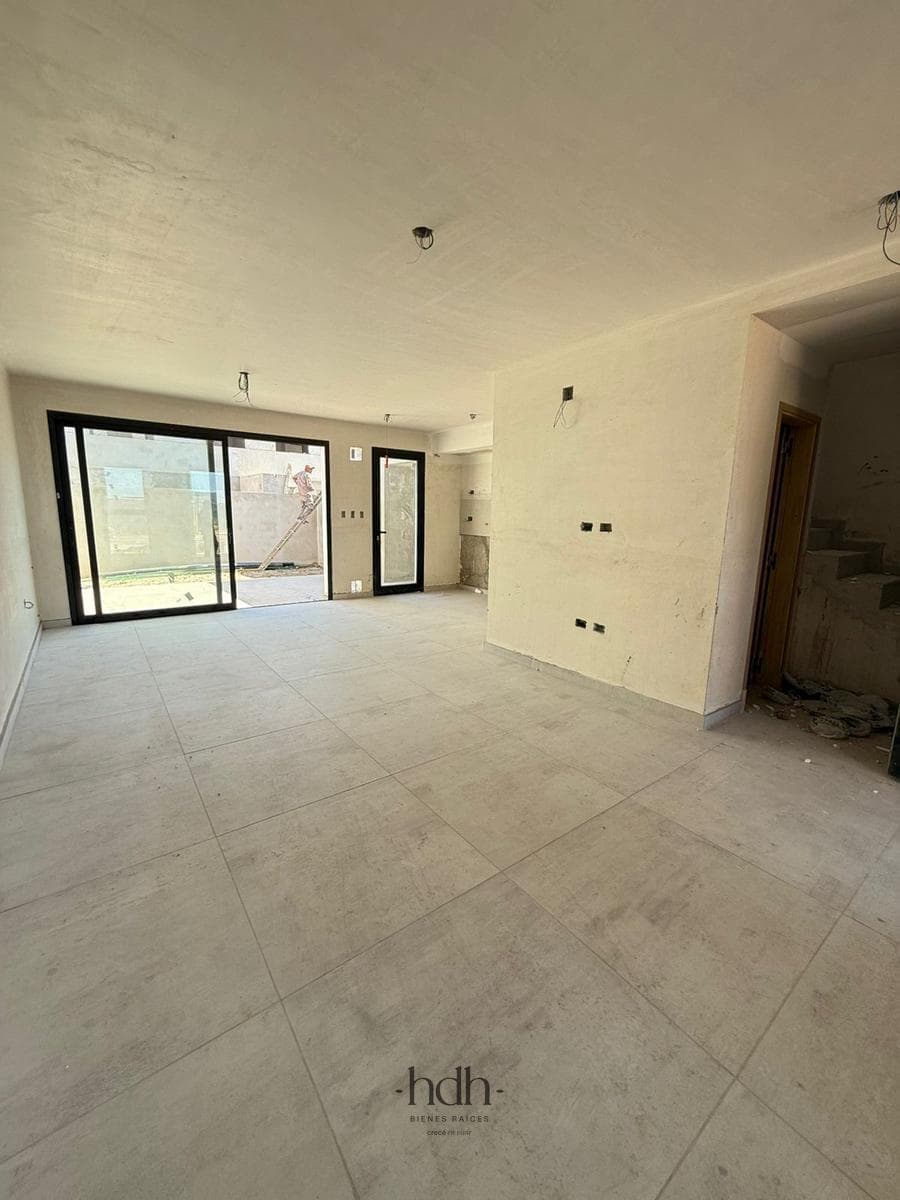 Duplex House for Sale: 3 bedrooms, 2 bathrooms, 1 half-bath, patio with security