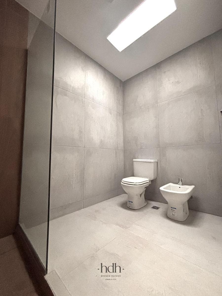 Duplex House for Sale: 3 bedrooms, 2 bathrooms, 1 half-bath, patio with security