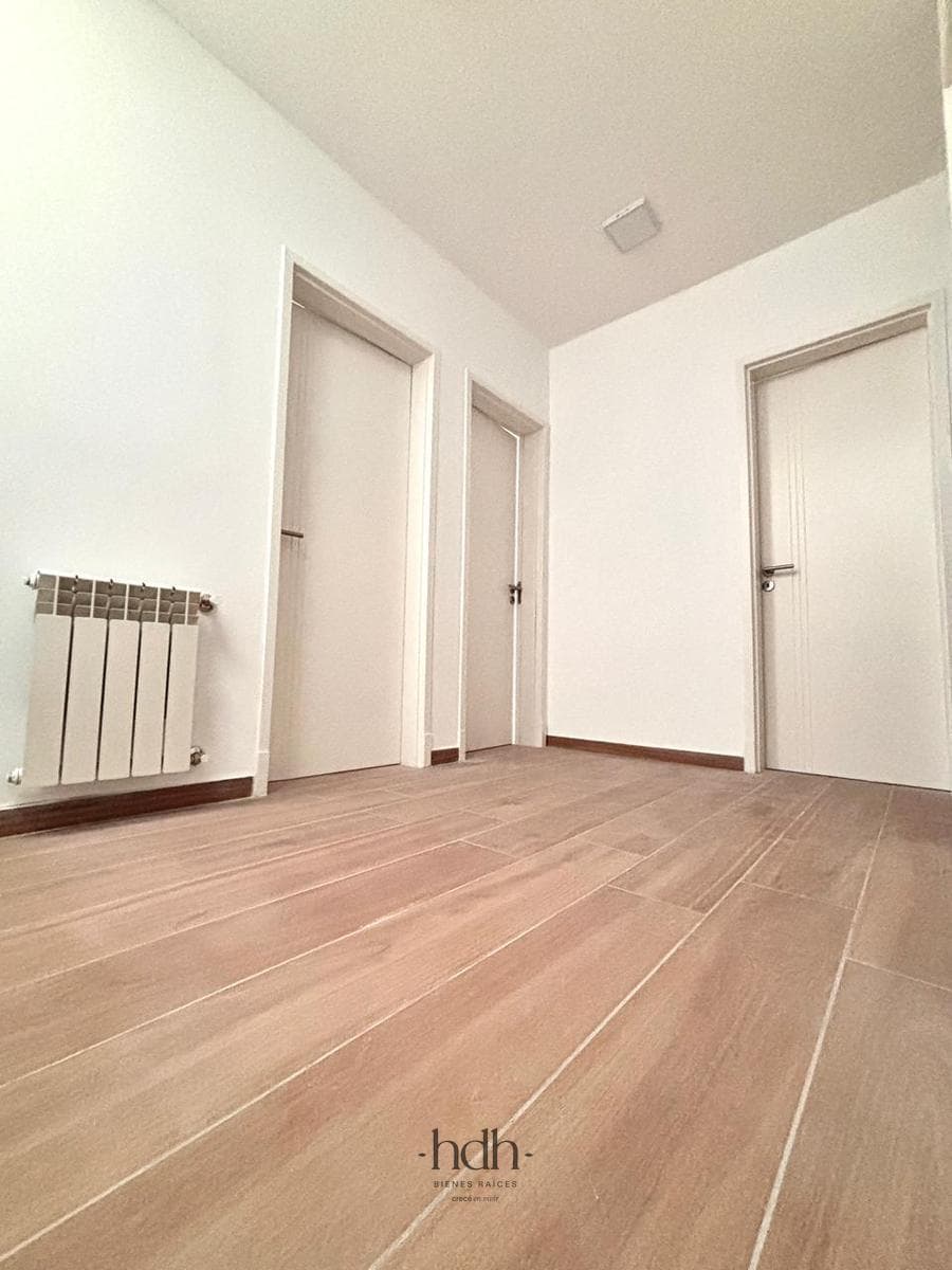 Duplex House for Sale: 3 bedrooms, 2 bathrooms, 1 half-bath, patio with security