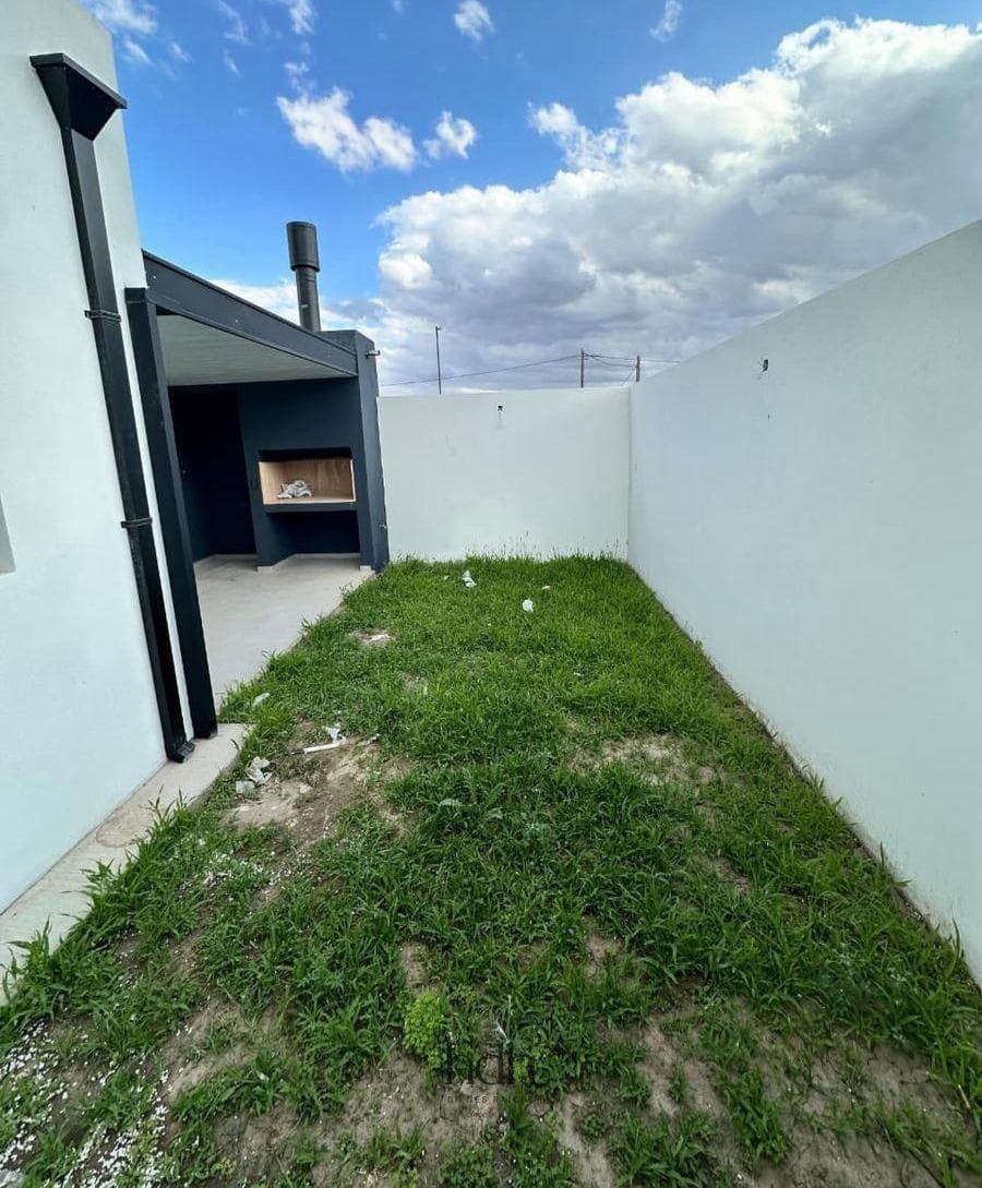 House for Sale: 2 bedrooms, 1 bathroom, patio on the ground floor, 24-hour security