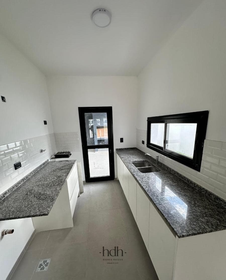 Casa Venta 2 dormitorios 1 baño patio en planta baja seguridad 24 hs