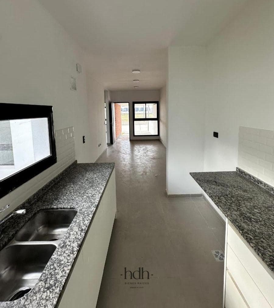 Casa Venta 2 dormitorios 1 baño patio en planta baja seguridad 24 hs