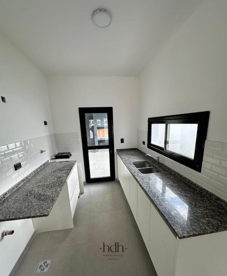 Casa Venta 2 dormitorios 1 baño patio en planta baja seguridad 24 hs
