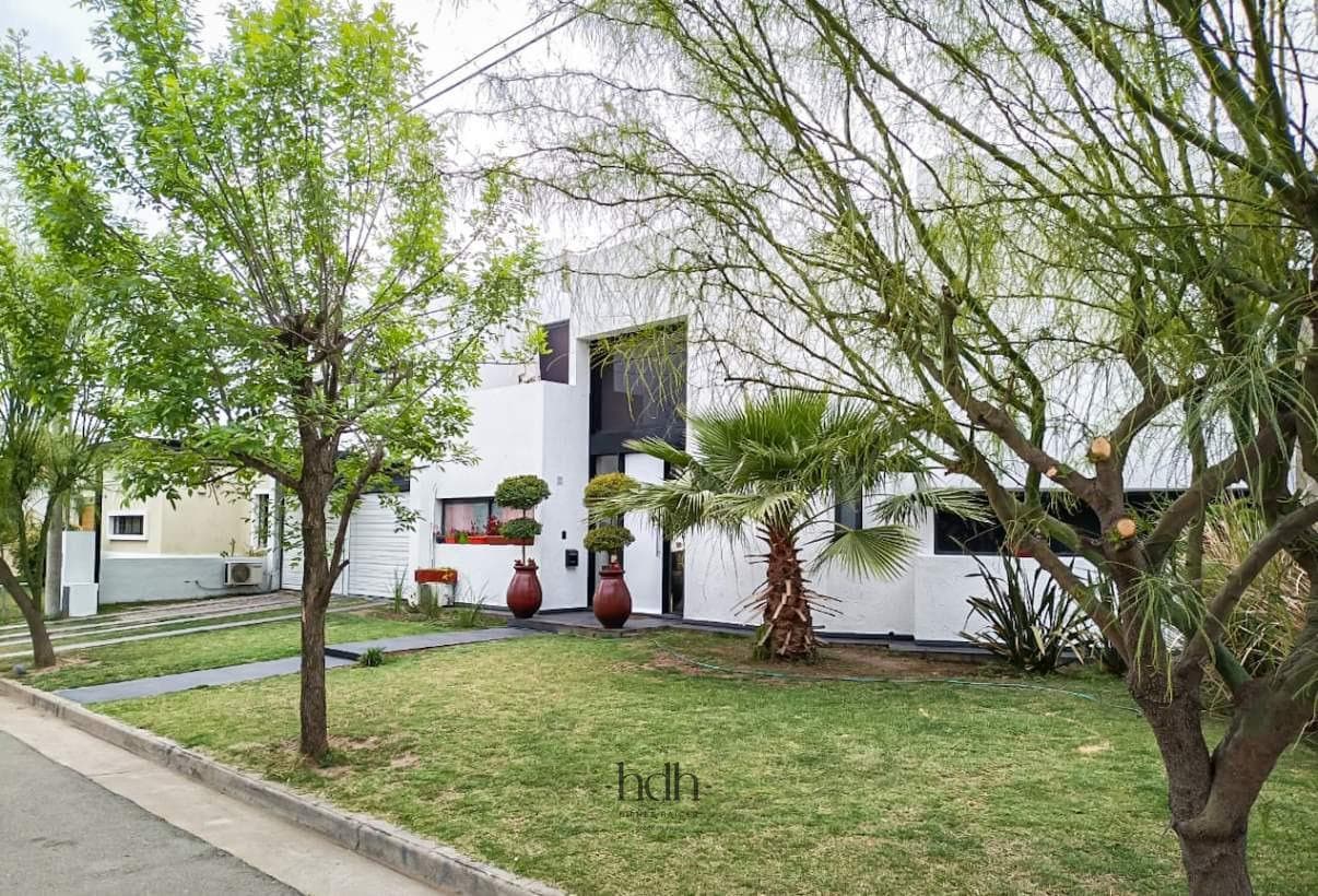 Tejas del Sur 2 House with 3 bedrooms, 3 bathrooms, and a pool; secure neighborhood