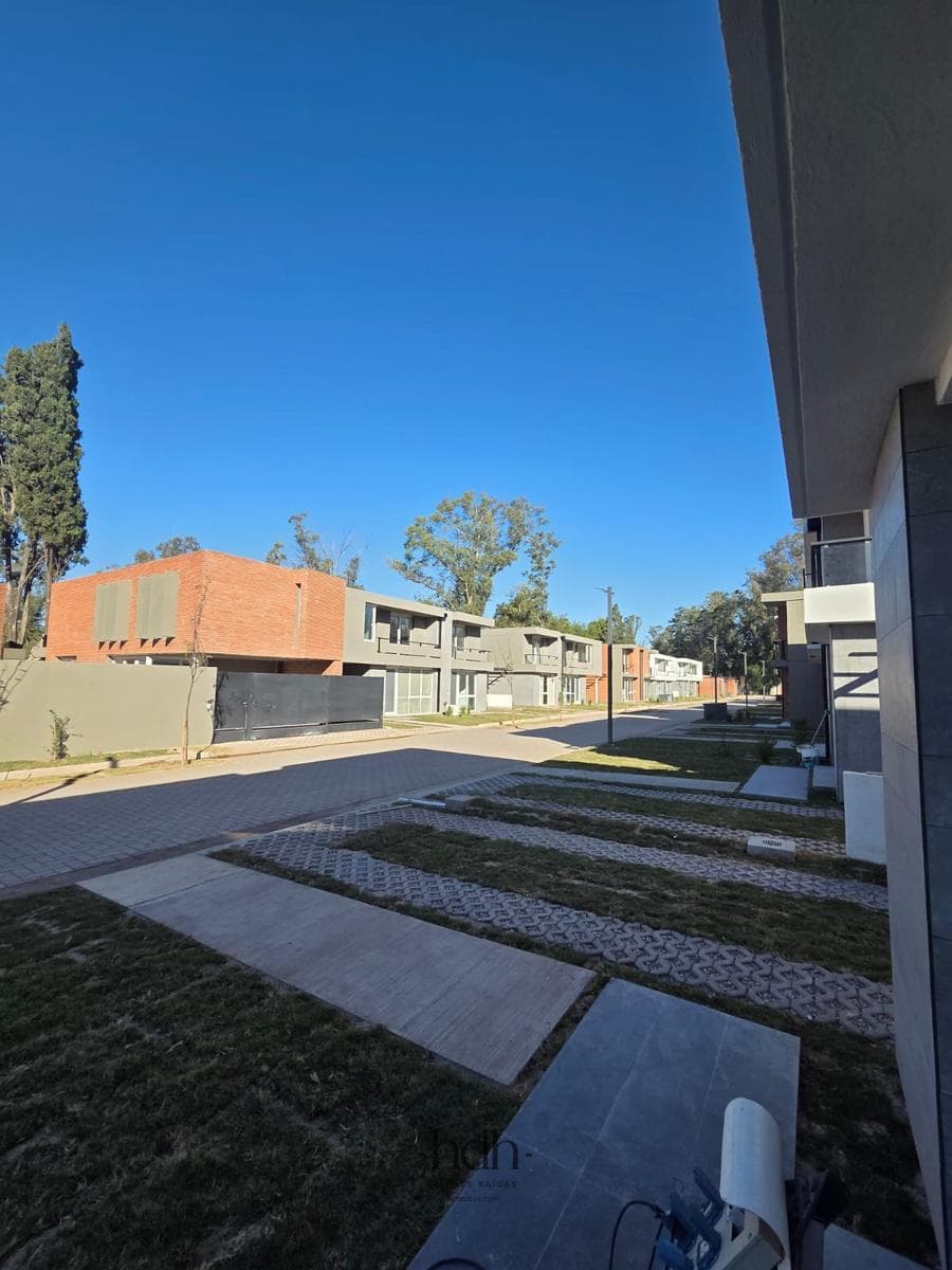 3-Bedroom Duplex House for Rent in a Housing Complex with Amenities and 24-Hour Security