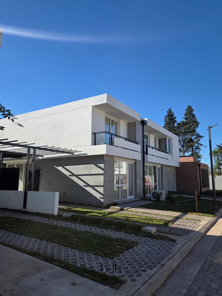 3-Bedroom Duplex House for Rent in a Housing Complex with Amenities and 24-Hour Security