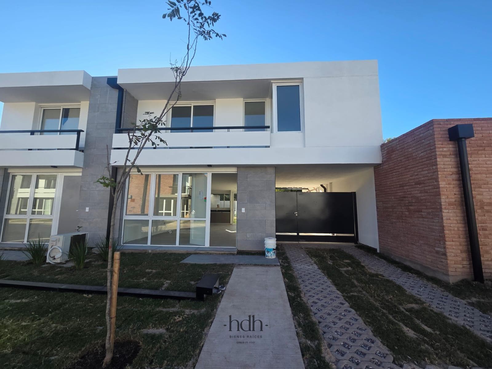 3-Bedroom Duplex House for Rent in a Housing Complex with Amenities and 24-Hour Security