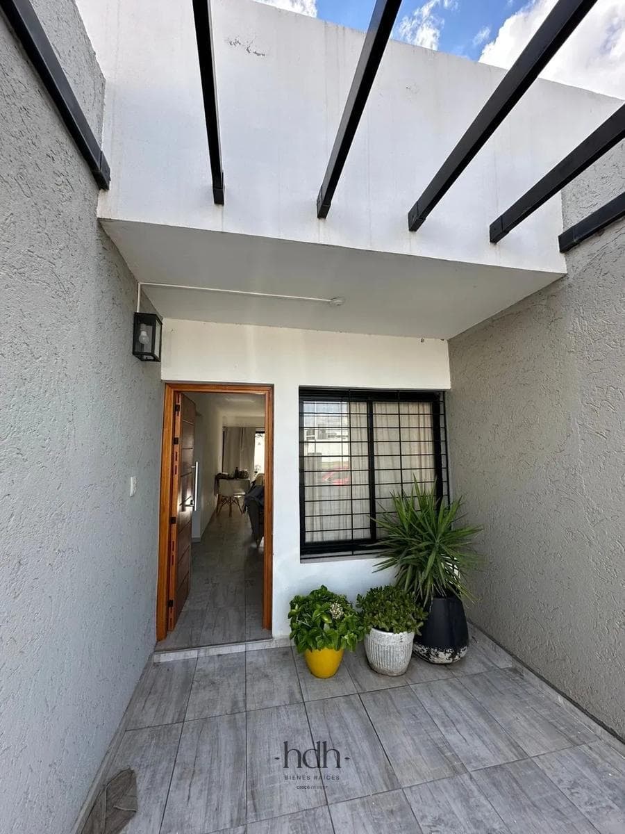 House for Sale in Solares de Manantiales: 2 bedrooms, 2 bathrooms, with a garage