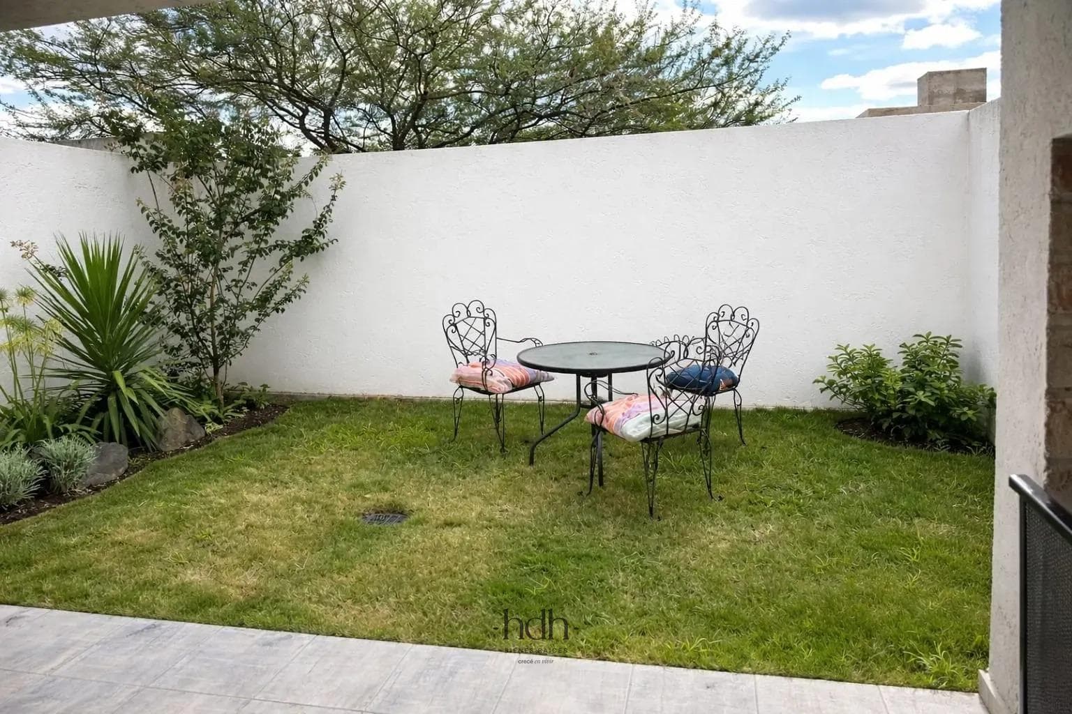 House for Sale in Solares de Manantiales: 2 bedrooms, 2 bathrooms, with a garage