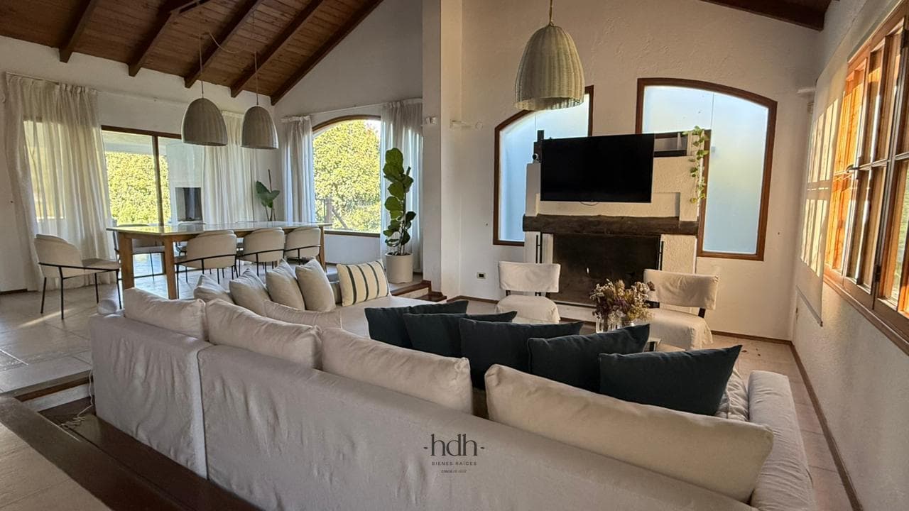 House for Rent in Jockey Club: 3 Bedrooms, with Pool and Golf Course View
