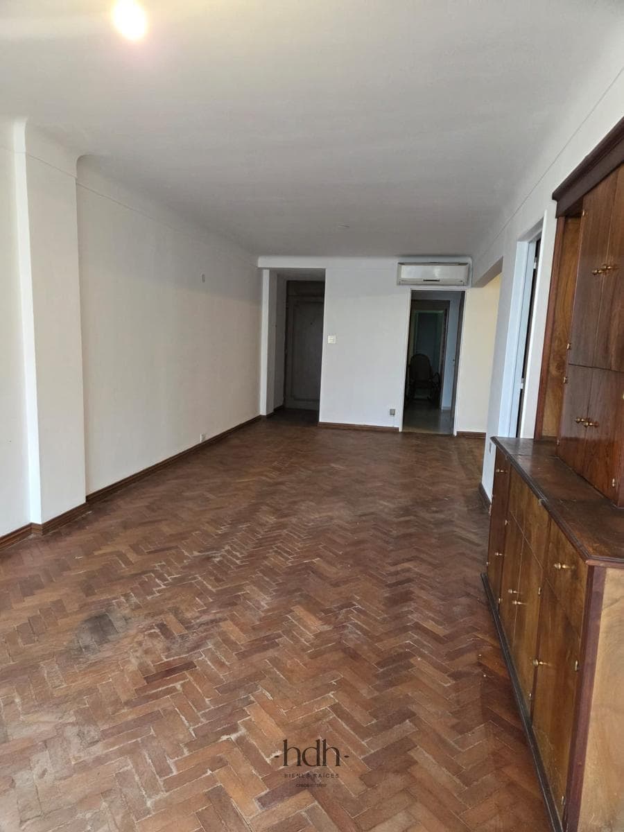 Apartment for sale in downtown: 3 bedrooms, 3 bathrooms, with central heating and 24-hour security