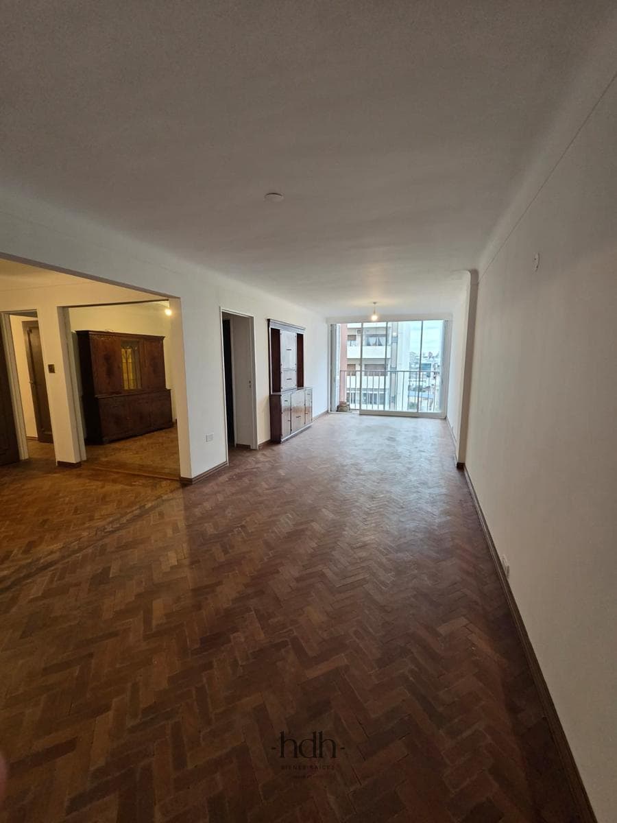 Apartment for sale in downtown: 3 bedrooms, 3 bathrooms, with central heating and 24-hour security