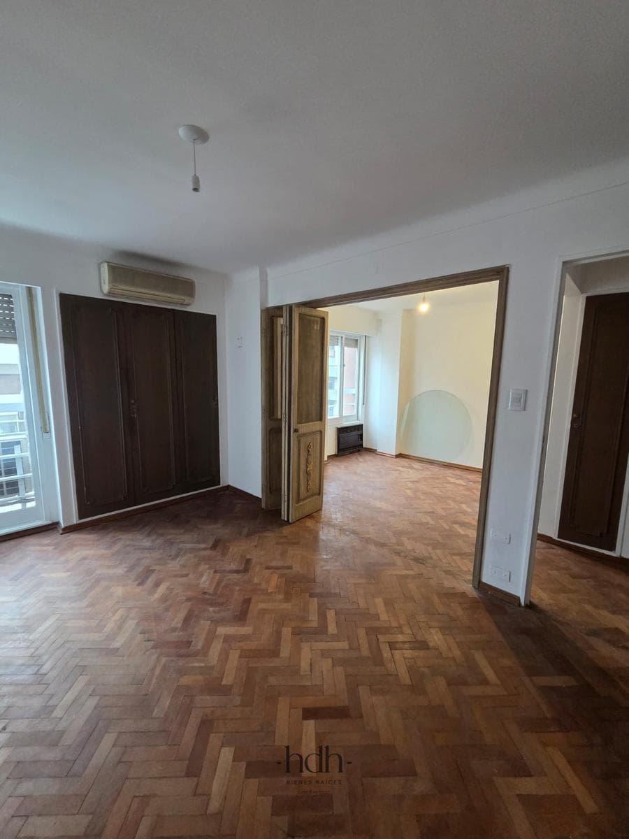 Apartment for sale in downtown: 3 bedrooms, 3 bathrooms, with central heating and 24-hour security
