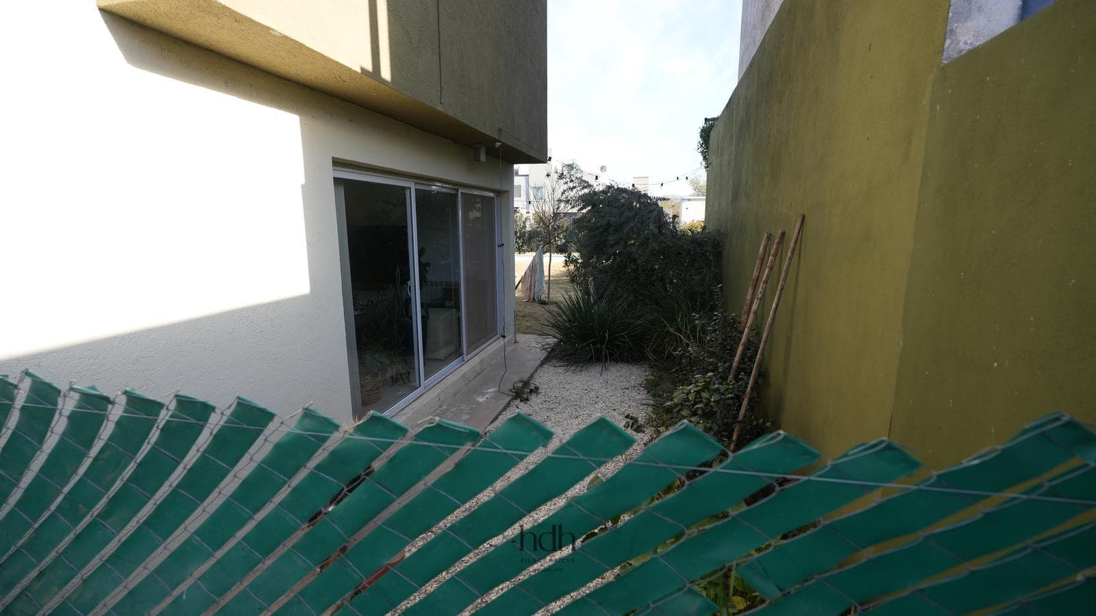 House for sale: 3 bedrooms, 2 bathrooms, pool, 24-hour security