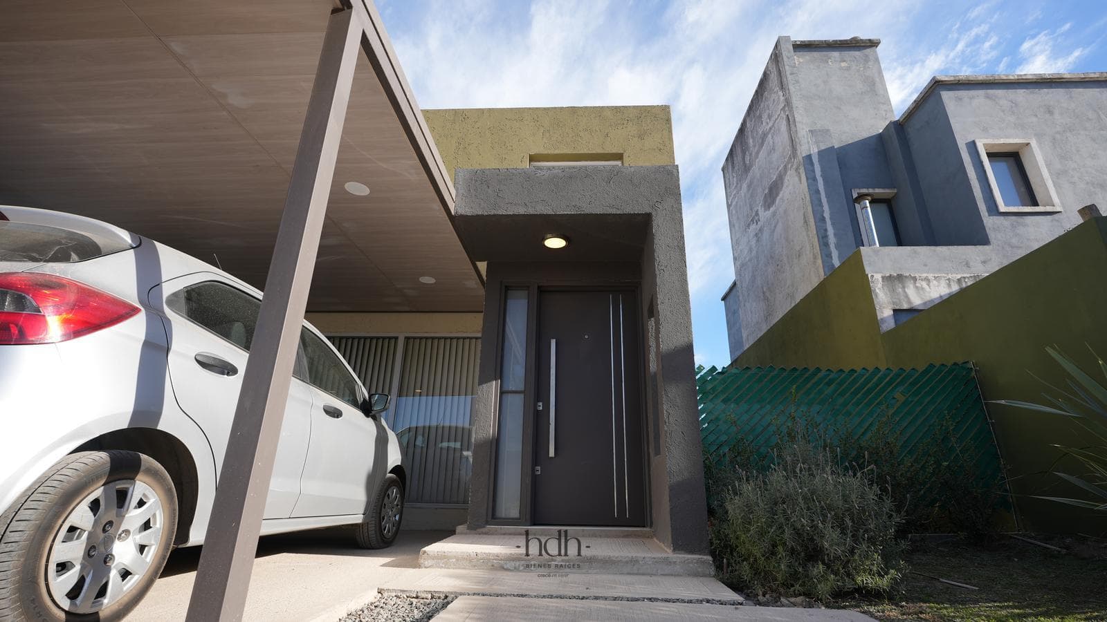 House for sale: 3 bedrooms, 2 bathrooms, pool, 24-hour security