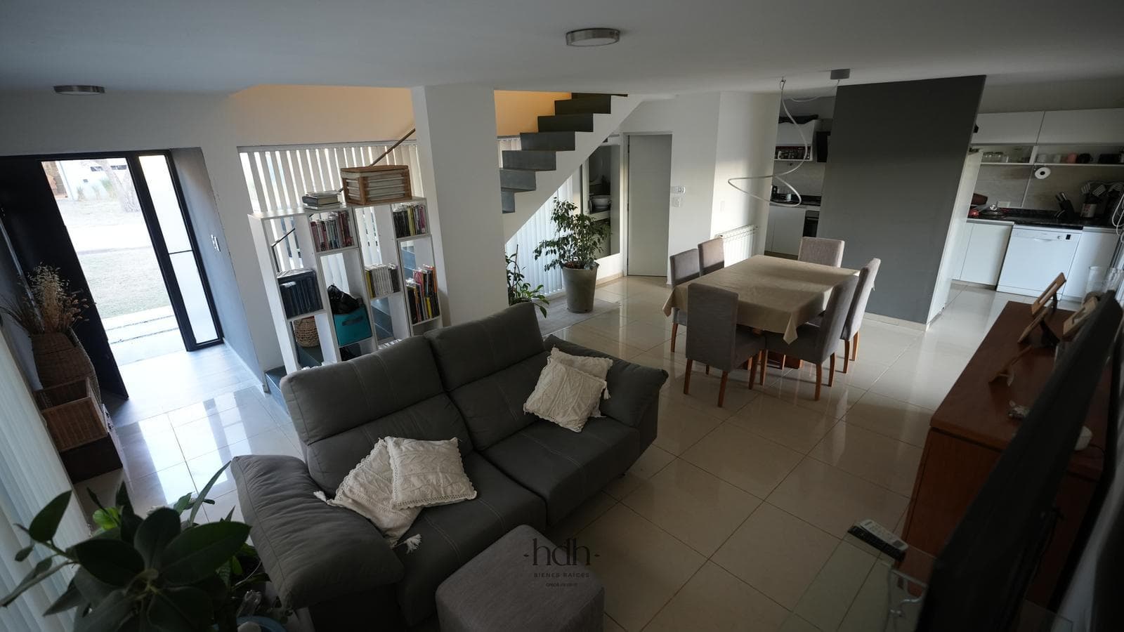 House for sale: 3 bedrooms, 2 bathrooms, pool, 24-hour security